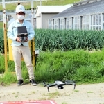 高度を上げる前のドローンと、タブレットで確認する担当者＝南あわじ市八木養宜中