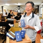 完成した新商品「鸛香」を手にする石井廣志社長＝淡路島線香