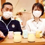 クジャク卵のプリンを含むセットを紹介する、創作うどん店オーナーの藤江明美さん（右）と農家の堂本秀幸さん＝南あわじ市市円行寺