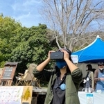 バーチャルリアリティーで淡路島を体感した「島くらしフェスタ」の様子＝３月、淡路市夢舞台（花みどりフェアの実行委員会事務局提供）