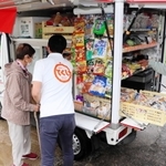 マイ・マートが洲本市内で営業する「とくし丸」の車両＝洲本市鮎屋