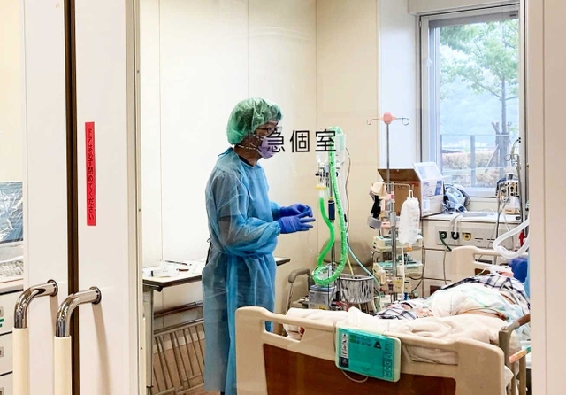 新型コロナウイルス患者の対応に当たる職員（提供写真）＝県立淡路医療センター