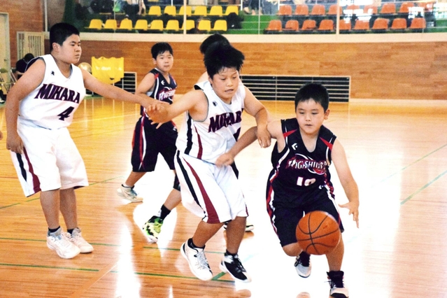 激しい攻防を繰り広げる三原Ａと東浦の選手たち＝南あわじ市市福永