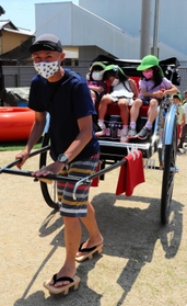 人力車に園児を乗せて引く福浪弘和さん＝洲本こども園