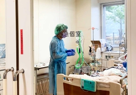 新型コロナウイルス患者の対応に当たる職員（提供写真）＝県立淡路医療センター