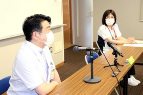取材に応じる野村哲彦血液内科部長（左）と浜田啓子看護部長＝県立淡路医療センター