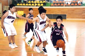 激しい攻防を繰り広げる三原Ａと東浦の選手たち＝南あわじ市市福永