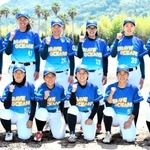 田中朋子監督（後列左端）ら淡路ブレイブオーシャンズナイン＝東浦サンパーク