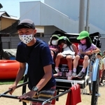 人力車に園児を乗せて引く福浪弘和さん＝洲本こども園