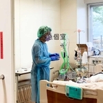 新型コロナウイルス患者の対応に当たる職員（提供写真）＝県立淡路医療センター