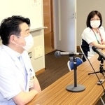 取材に応じる野村哲彦血液内科部長（左）と浜田啓子看護部長＝県立淡路医療センター