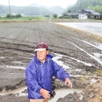 「自然圧パイプライン」のバルブをひねり、水が入る田んぼ＝洲本市五色町都志大宮