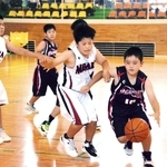 激しい攻防を繰り広げる三原Ａと東浦の選手たち＝南あわじ市市福永