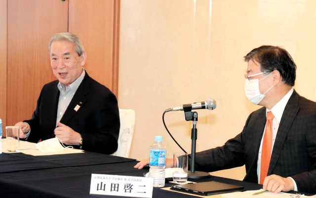 意見を述べる松本正義関西経済連合会会長（左）と、山田啓二前京都府知事＝洲本市小路谷、ホテルニューアワジ