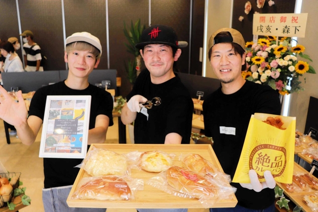 「ＳｕｍＨｅａｒｔ（サンハート）」を開いた（左から）山本裕貴さん、森下暢己さん、酒部正弥さん＝洲本市本町４