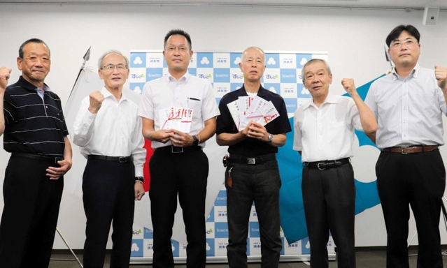 贈呈式に出席した坂東和紀さん（左から３人目）と宇城守さん（同４人目）＝洲本市役所