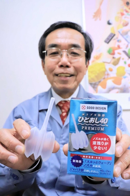 ４千万本を突破した「コトブキ浣腸ひとおし」シリーズの商品を持つムネ製薬の西岡一輝社長＝淡路市尾崎