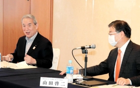 意見を述べる松本正義関西経済連合会会長（左）と、山田啓二前京都府知事＝洲本市小路谷、ホテルニューアワジ