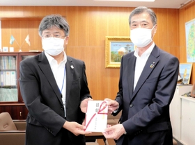 目録を掲げる石村健理事長（右）と亀井浩之県民局長＝淡路県民局