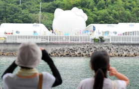海上から眺めるハローキティスマイル＝淡路市野島蟇浦