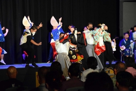 踊り手とともに阿波踊りを披露する人形＝南あわじ市北阿万筒井