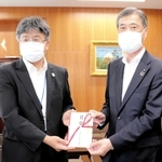 目録を掲げる石村健理事長（右）と亀井浩之県民局長＝淡路県民局
