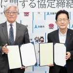 災害時連携協定を締結したバルニバービ佐藤裕久社長（左）と門康彦市長＝淡路市役所