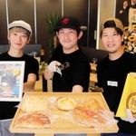 「ＳｕｍＨｅａｒｔ（サンハート）」を開いた（左から）山本裕貴さん、森下暢己さん、酒部正弥さん＝洲本市本町４