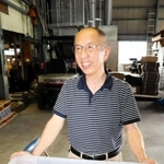 スズムシの飼育場を前に、「脱皮の瞬間はぜひ見てほしい」と語る岡野雅年さん＝淡路市内