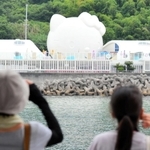 海上から眺めるハローキティスマイル＝淡路市野島蟇浦