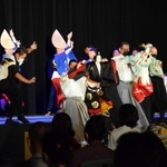 踊り手とともに阿波踊りを披露する人形＝南あわじ市北阿万筒井