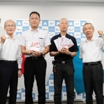贈呈式に出席した坂東和紀さん（左から３人目）と宇城守さん（同４人目）＝洲本市役所