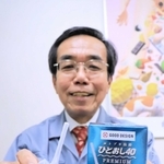 ４千万本を突破した「コトブキ浣腸ひとおし」シリーズの商品を持つムネ製薬の西岡一輝社長＝淡路市尾崎