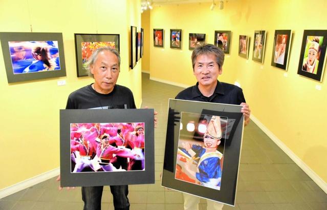 「よさこい」をテーマに２人展を開く、近藤和敏さん（左）と岩熊浩治さん＝グランドニッコー淡路