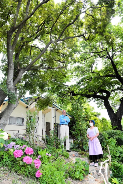高台の空き家を改修し、カフェやエステを開業した松井さん夫妻＝淡路市尾崎