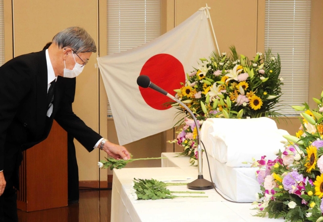 戦没者追悼式で献花する遺族＝洲本市文化体育館