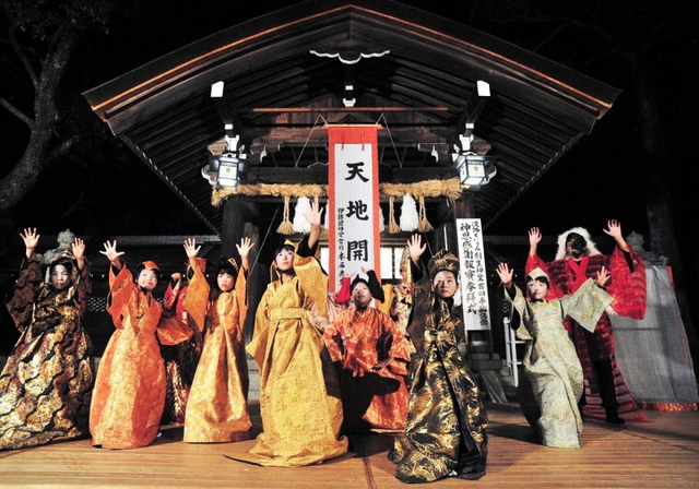 「国生み神楽」で日本の島々を演じる子どもたち＝２０１８年７月、伊弉諾神宮