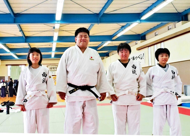 ２０１９年７月に南淡中を訪れた正木選手（奈木さん提供）