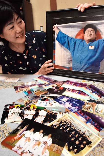 正木健人選手の写真を手に振り返る母優子さん＝南あわじ市