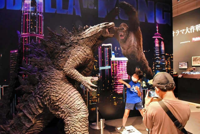 日米の人気怪獣、ゴジラとキングコングが共演するコラボ展＝ニジゲンノモリ・ゴジラ迎撃作戦