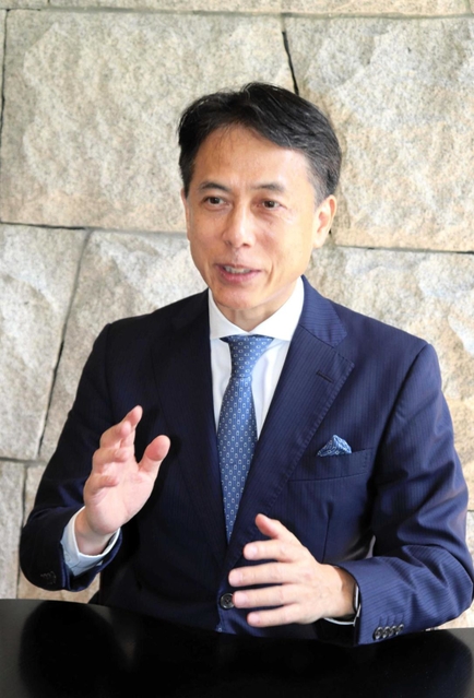 取材に応じるパソナグループの渡辺尚副社長執行役員＝淡路市夢舞台