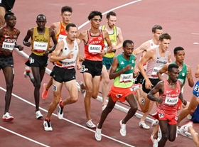陸上男子５０００メートル予選　海外選手に交じって力走する坂東悠汰（中央）＝３日夜、国立競技場