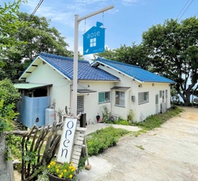 青い屋根が目を引く外観＝淡路市尾崎