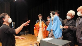 人形の動かし方を稽古する淡路人形座の吉田史興さん（左）と清和文楽の里協会の演者ら＝熊本県内（清和文楽の里協会提供）