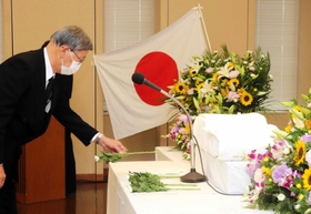 戦没者追悼式で献花する遺族＝洲本市文化体育館