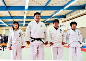 ２０１９年７月に南淡中を訪れた正木選手（奈木さん提供）