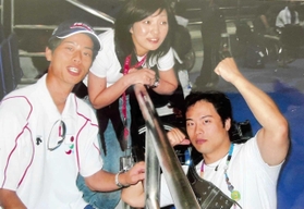 アテネパラリンピックの試合後、現地で写真におさまる（右から）宇城元選手、妻美津穂さん、弟の大さん（芳子さん提供）