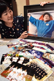 正木健人選手の写真を手に振り返る母優子さん＝南あわじ市