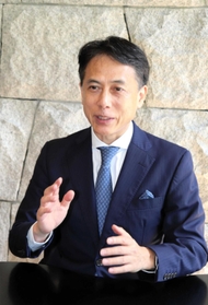 取材に応じるパソナグループの渡辺尚副社長執行役員＝淡路市夢舞台