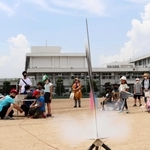 参加した子供らを前に、煙を上げて飛び立つロケット＝洲本高校